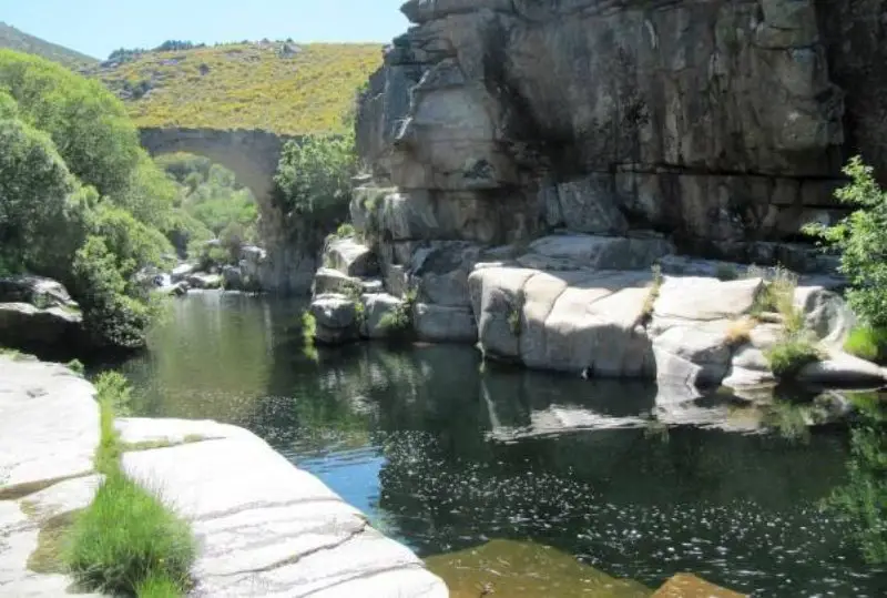 piscina natural hoyos del espino